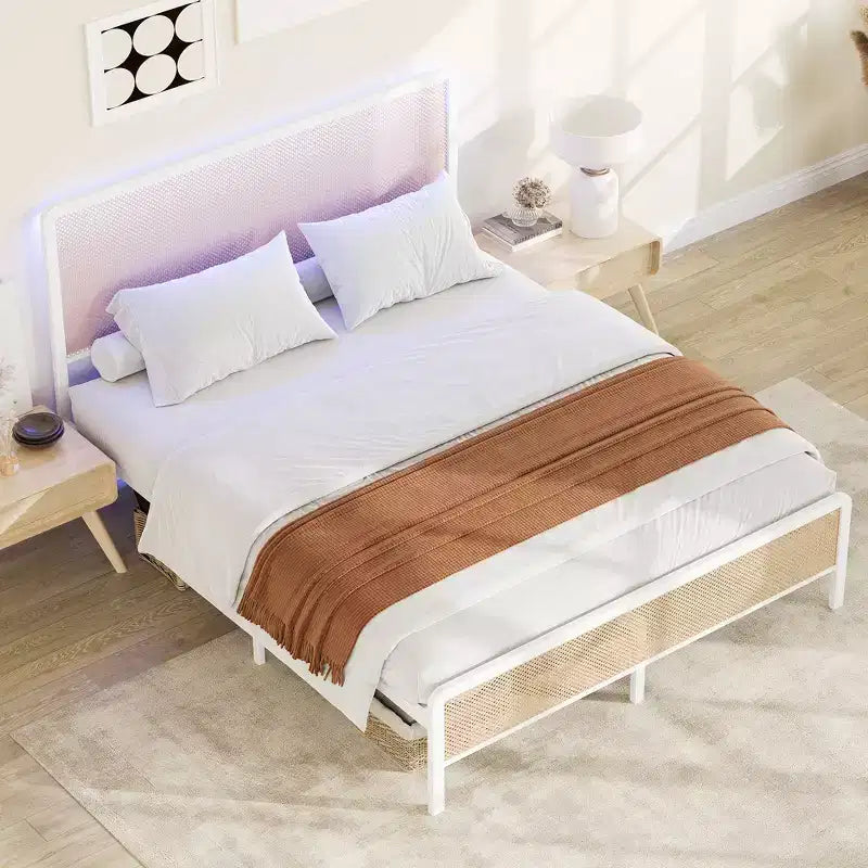 Struttura letto a piattaforma in rattan con testiera a LED – Stile Boho, supporto a doghe in acciaio
