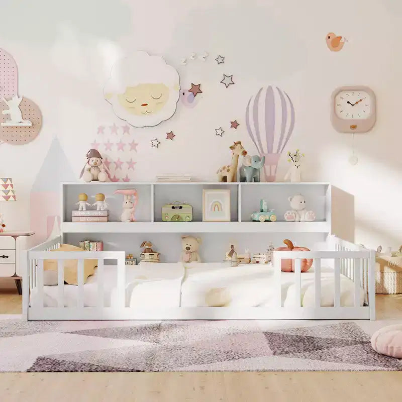 Letto a pavimento Montessori una piazza e mezza/matrimoniale con mensole porta libri e sponde di sicurezza – Bianco/Grigio