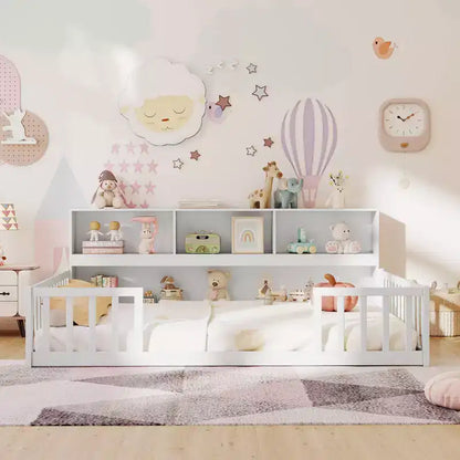 Letto a pavimento Montessori una piazza e mezza/matrimoniale con mensole porta libri e sponde di sicurezza – Bianco/Grigio