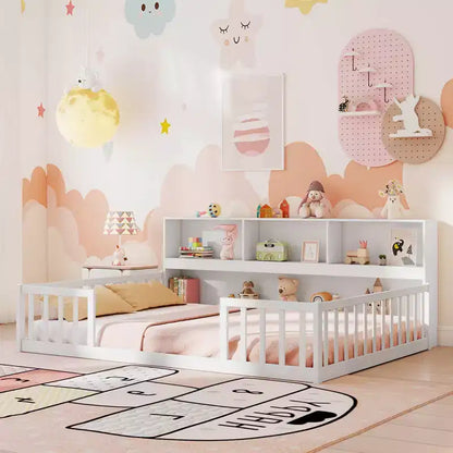 Letto a pavimento Montessori una piazza e mezza/matrimoniale con mensole porta libri e sponde di sicurezza – Bianco/Grigio