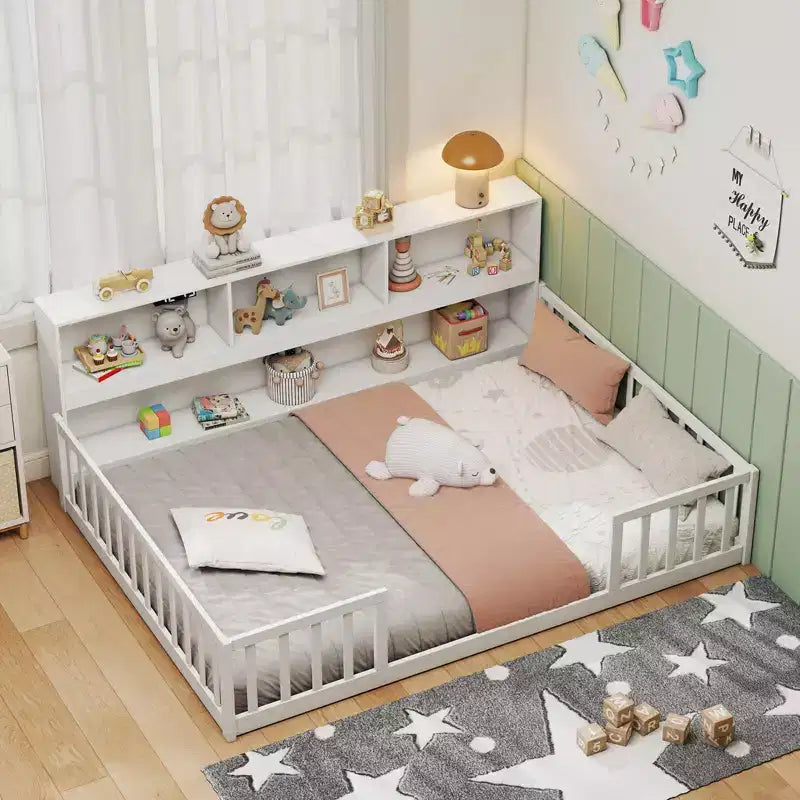 Letto a pavimento Montessori una piazza e mezza/matrimoniale con mensole porta libri e sponde di sicurezza – Bianco/Grigio