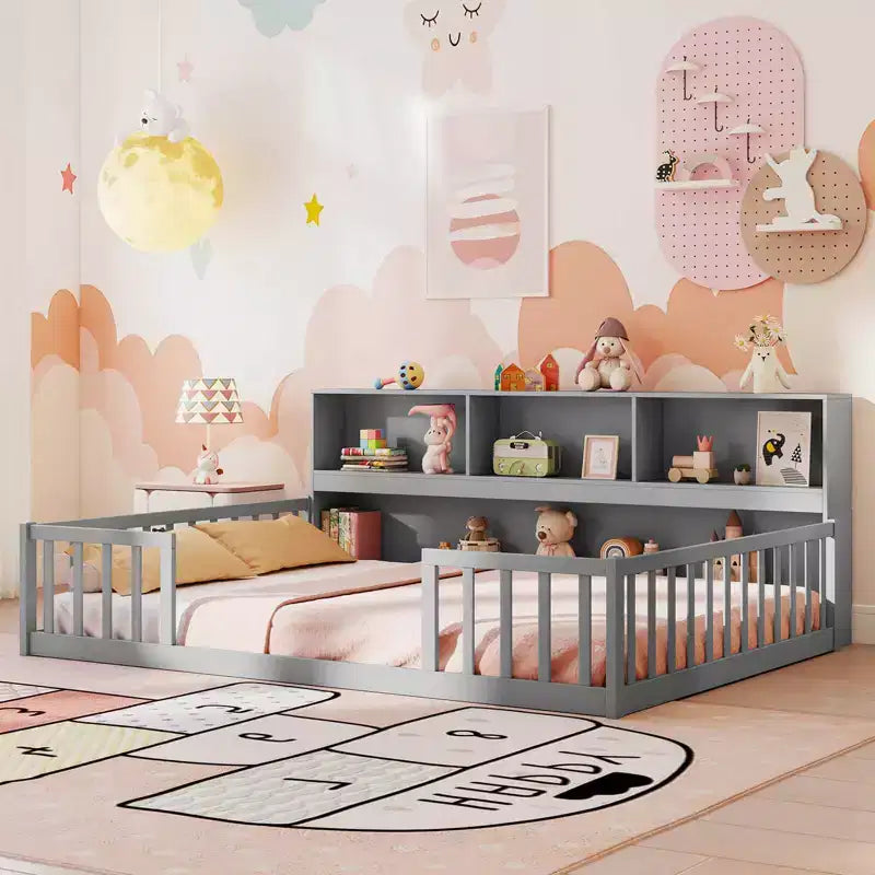 Letto a pavimento Montessori una piazza e mezza/matrimoniale con mensole porta libri e sponde di sicurezza – Bianco/Grigio