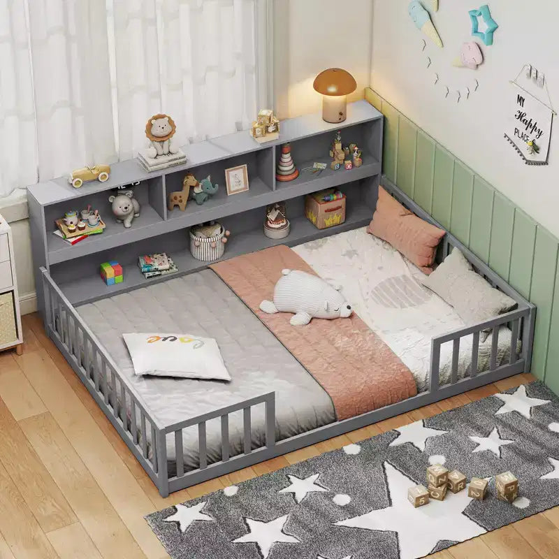 Letto a pavimento Montessori una piazza e mezza/matrimoniale con mensole porta libri e sponde di sicurezza – Bianco/Grigio