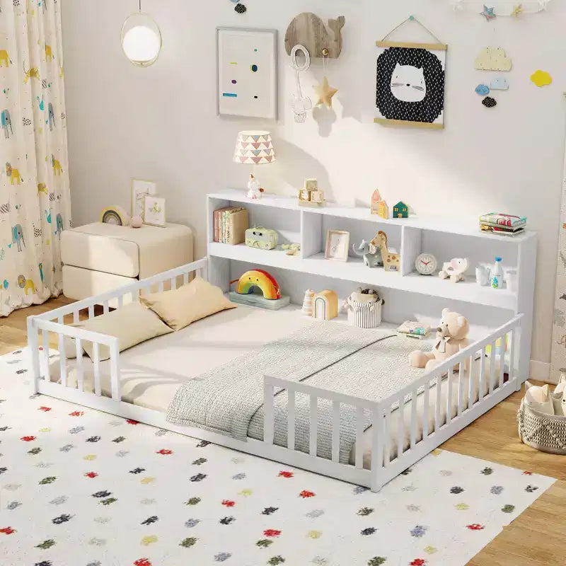Letto a pavimento Montessori una piazza e mezza/matrimoniale con mensole porta libri e sponde di sicurezza – Bianco/Grigio