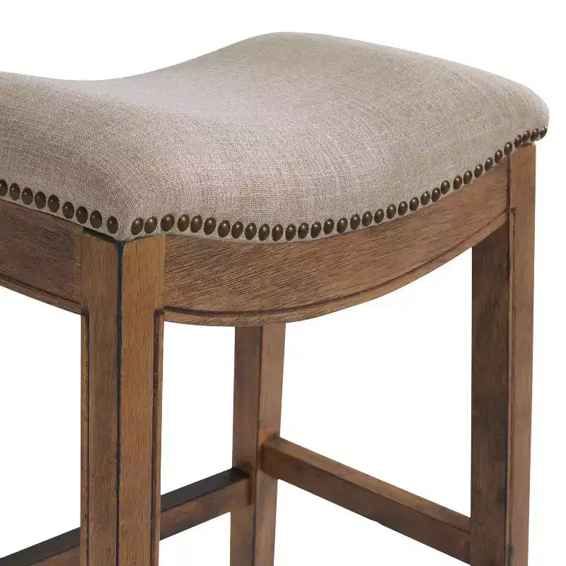 Sgabello alto da bar Williston imbottito – Struttura in legno di gomma, rifiniture con borchie, 136 kg