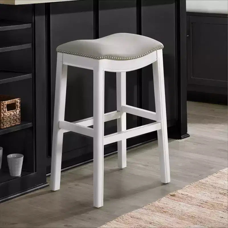 Sgabello alto da bar Williston imbottito – Struttura in legno di gomma, rifiniture con borchie, 136 kg