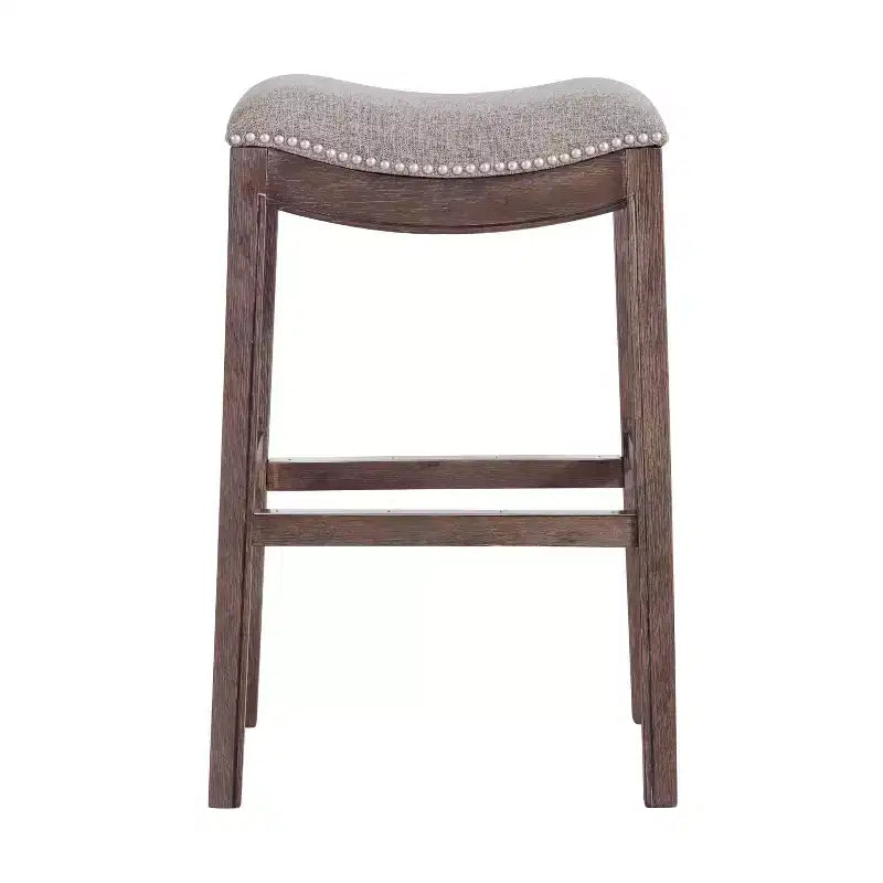 Sgabello alto da bar Williston imbottito – Struttura in legno di gomma, rifiniture con borchie, 136 kg
