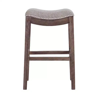Sgabello alto da bar Williston imbottito – Struttura in legno di gomma, rifiniture con borchie, 136 kg