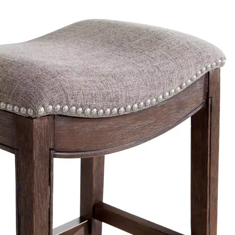 Sgabello alto da bar Williston imbottito – Struttura in legno di gomma, rifiniture con borchie, 136 kg