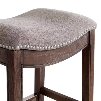 Sgabello alto da bar Williston imbottito – Struttura in legno di gomma, rifiniture con borchie, 136 kg