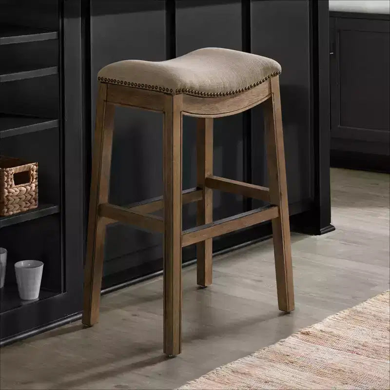 Sgabello alto da bar Williston imbottito – Struttura in legno di gomma, rifiniture con borchie, 136 kg